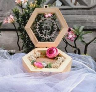 (RRB07) Kotak cincin kayu rustic hexagonal plus nama di tutup