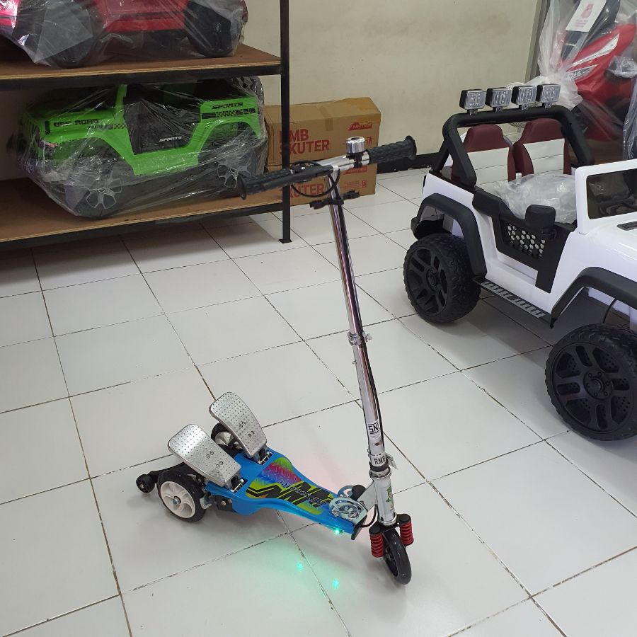 Skuter Genjot Biru RMB Body Kokoh 