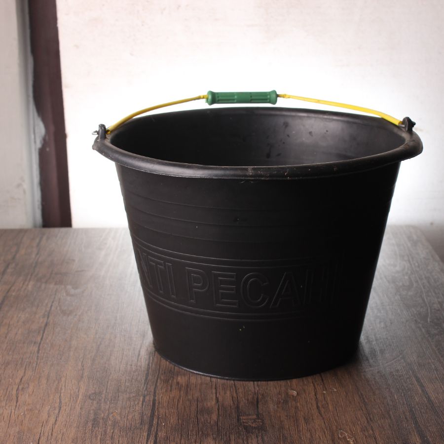 Ember Cor Hitam