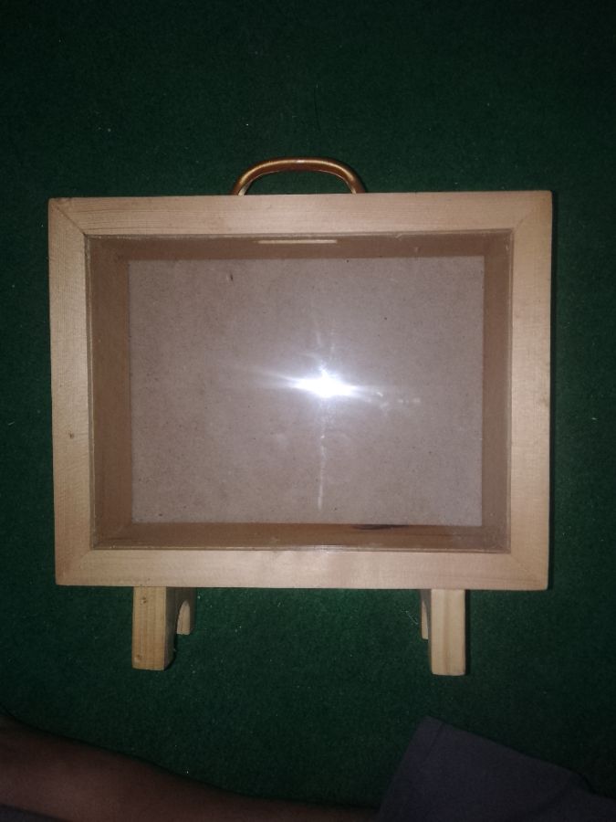 Frame celengan kotak kayu berkaki