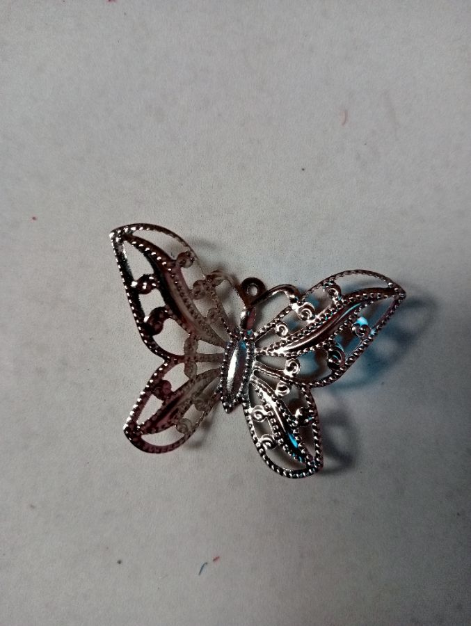 Charm besi kupu kupu