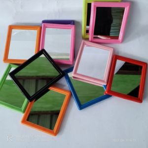 Kaca cermin kecil