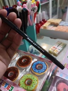 Bolpoin standar hitam