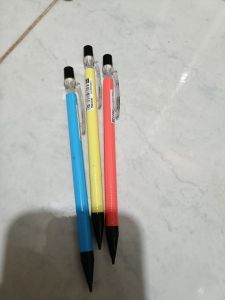Pensil mekanik kecil 