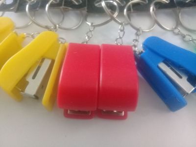 Gantungan kunci staples