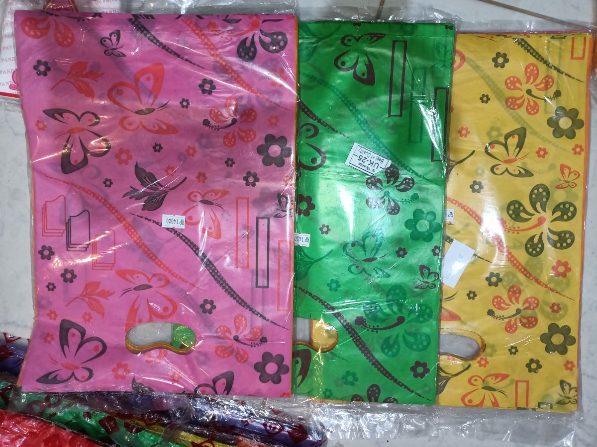 Plastik motif warna warni ukuran 25