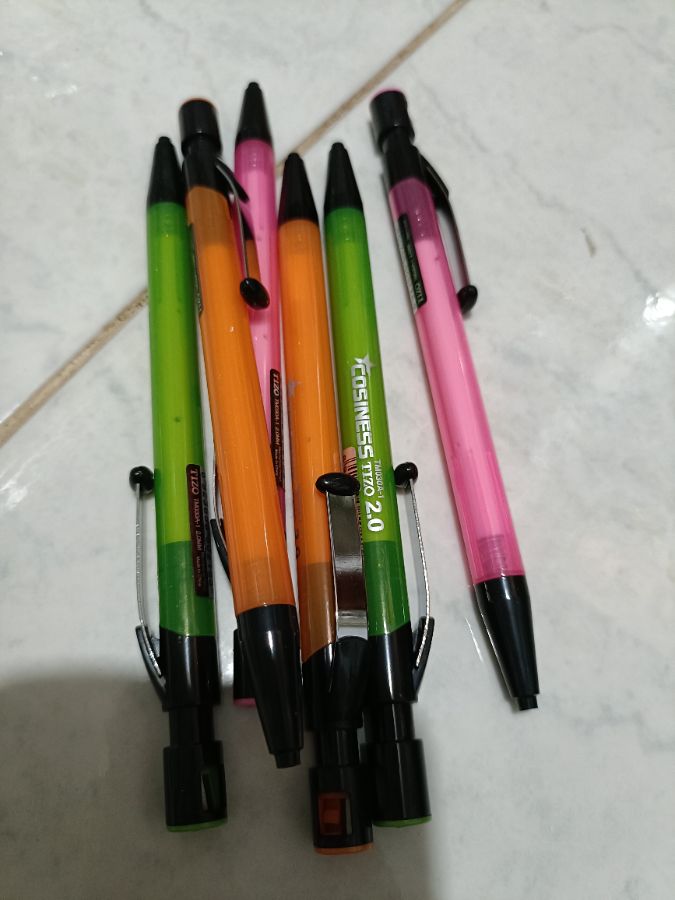 Pensil mekanik besar 