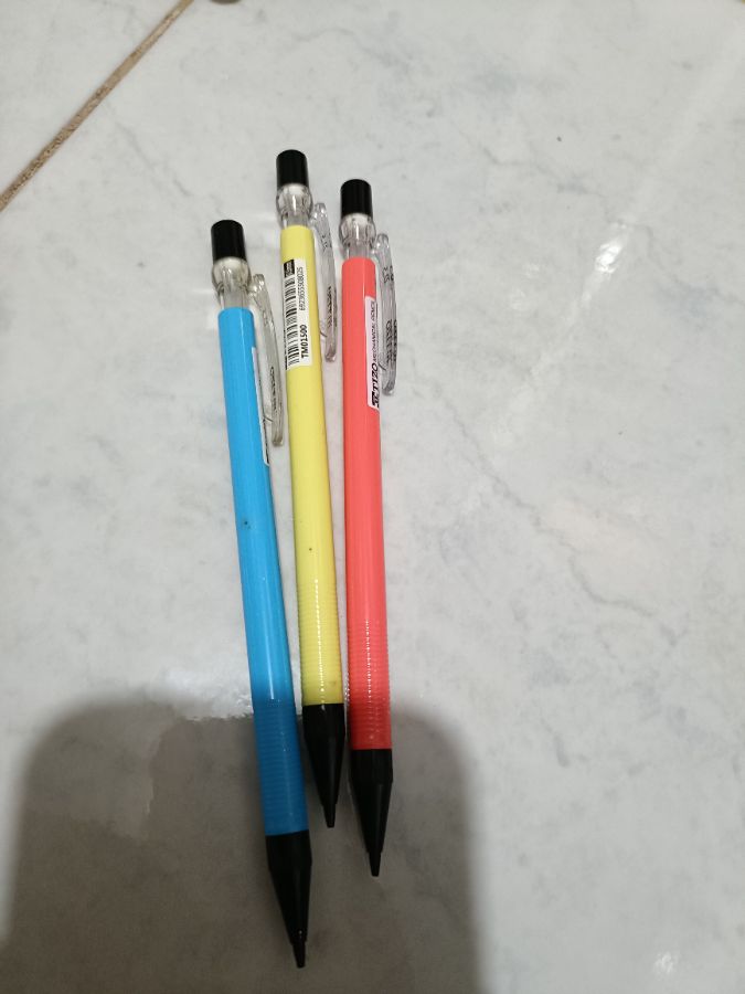 Pensil mekanik kecil 