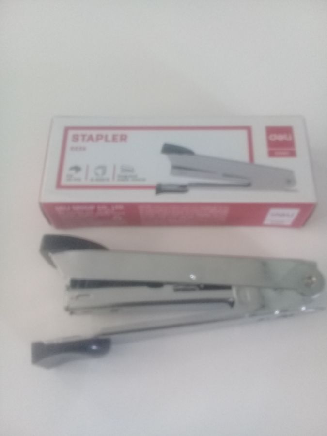 Stapler deli