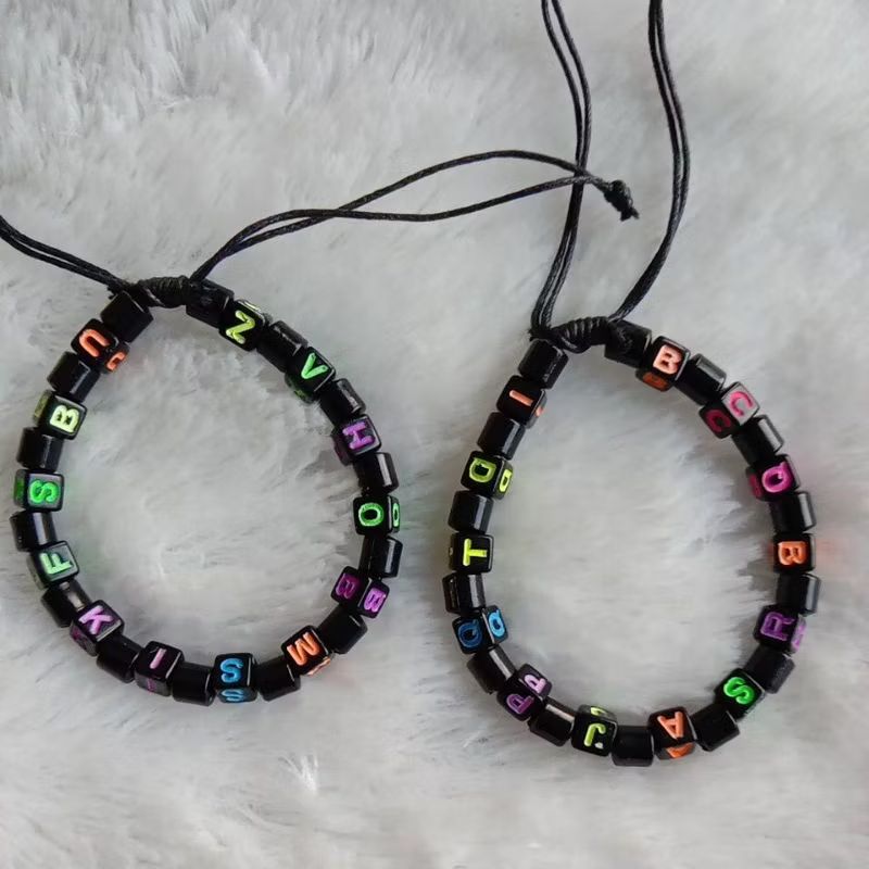 Gelang huruf 