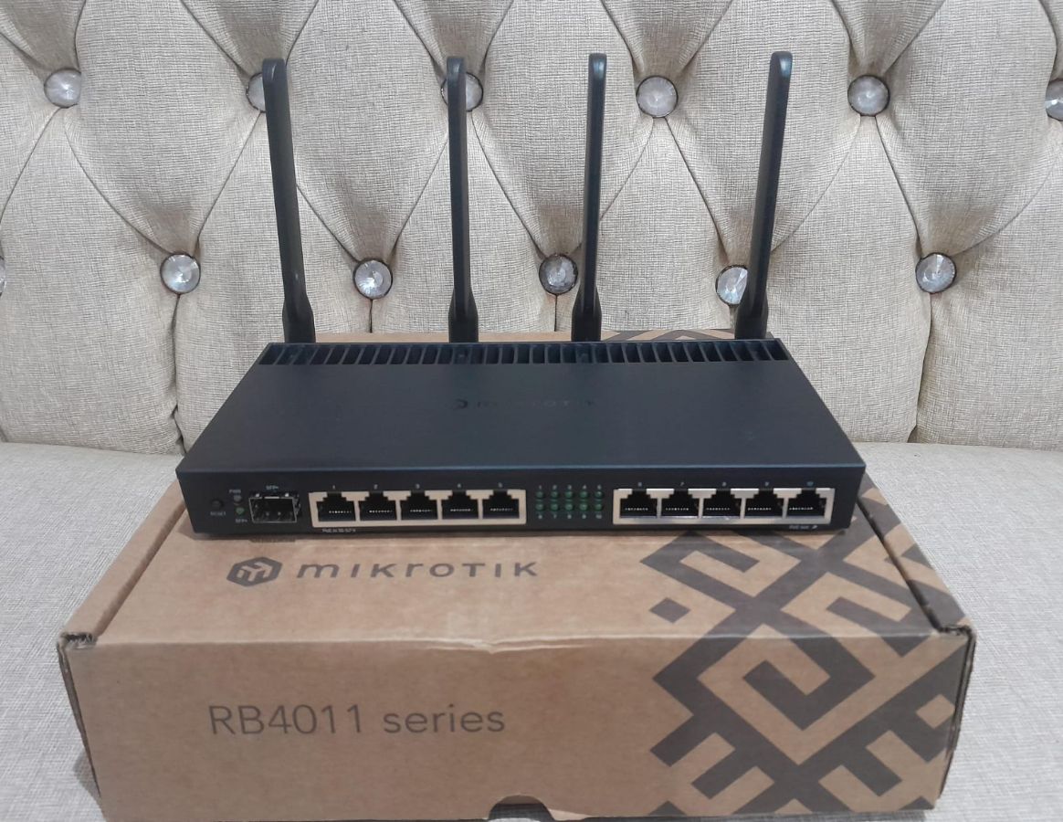 MIKROTIK RB 4011 iGS+5Hac Q2Hnd-IN