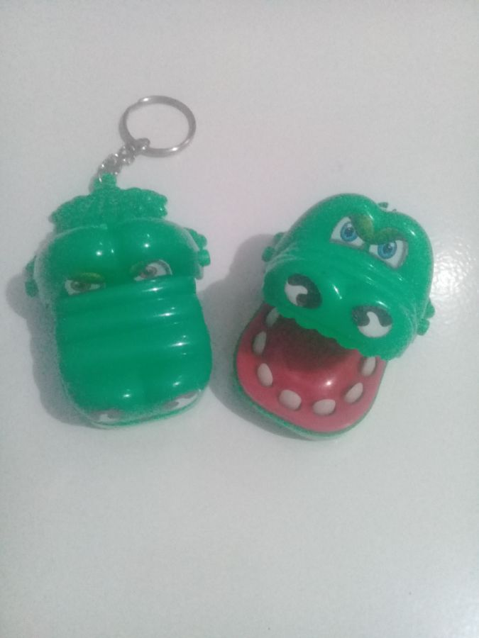 Gantungan kunci buaya gigit