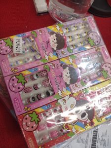 Kuku palsu anak 