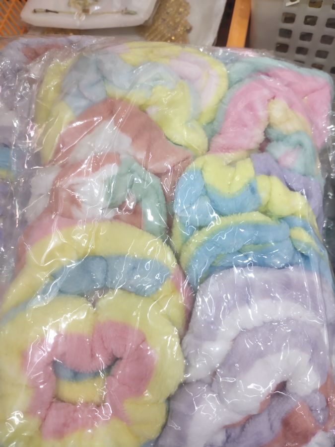 Ikat rambut bulu isi 12