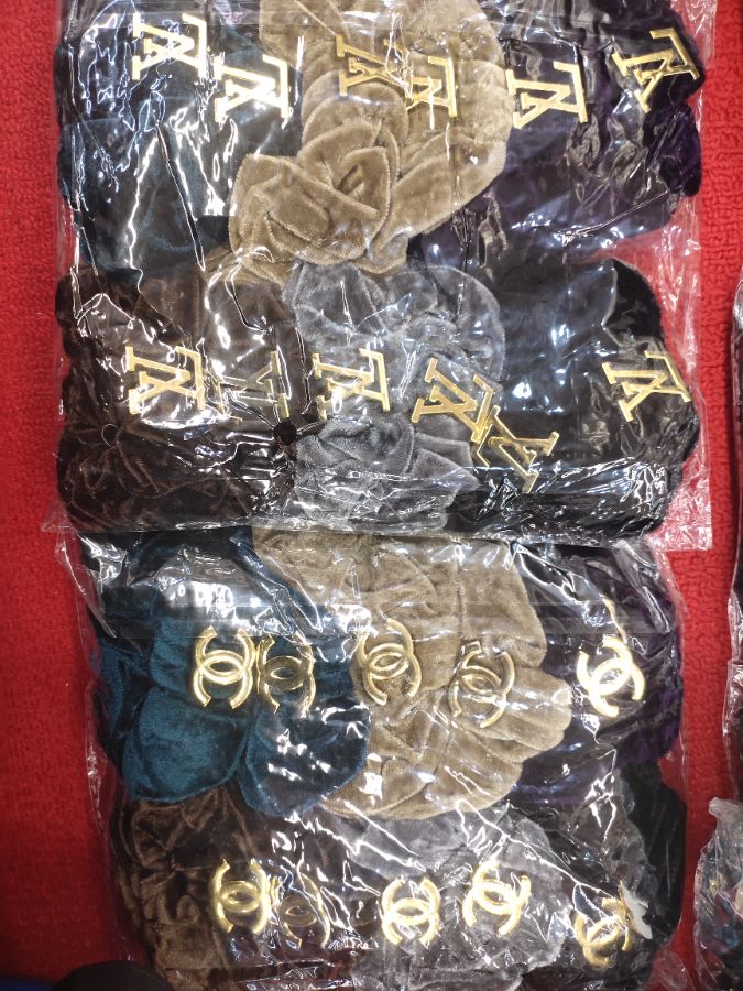 Ikat rambut bludru merek isi 12