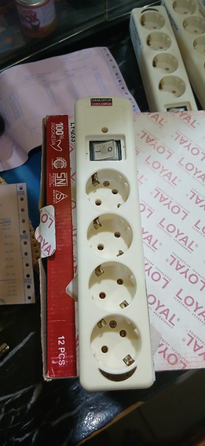 Stop kontak arde + saklar loyal 4 lubang 