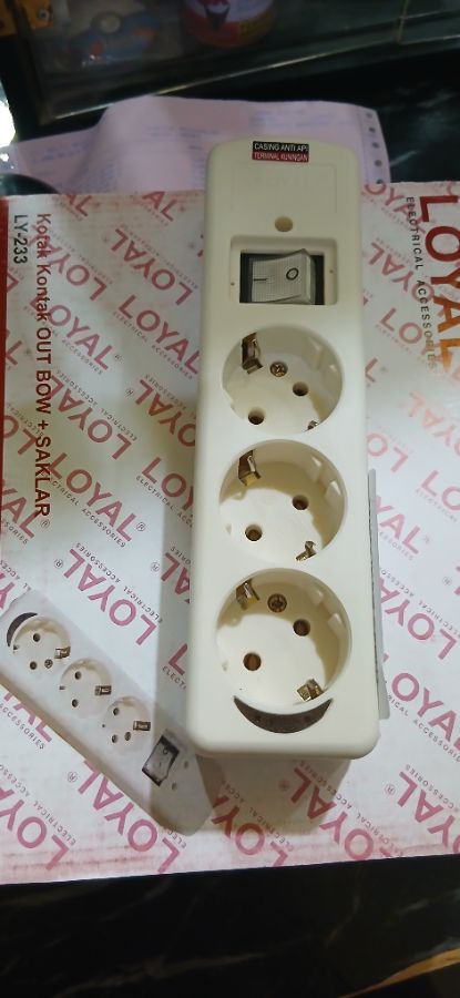 Stop kontak arde + saklar loyal 3 lubang 