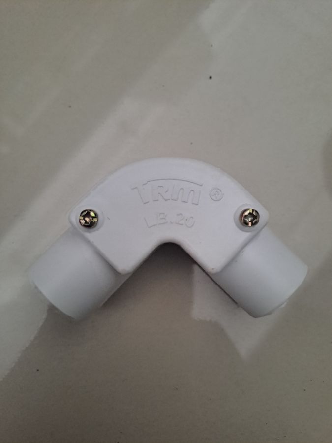 Elbow 20mm baut putih TRM/ HIRO