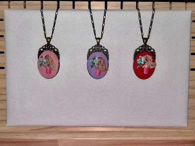 Necklace Girl - Full Color