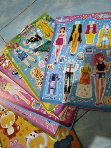 Mainan gambar pasangan boneka