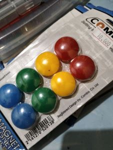 Magnet bulat warna warni