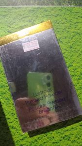 Inez pressed powder shade 09