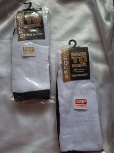 Kaos kaki sekolah SMP