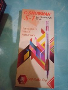 Pena snowman merah