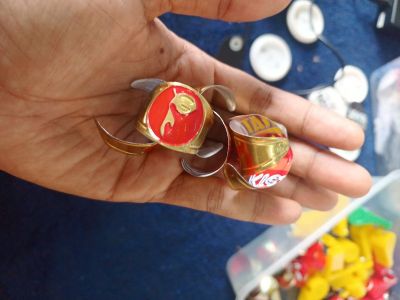 Cincin kacu kaleng merah