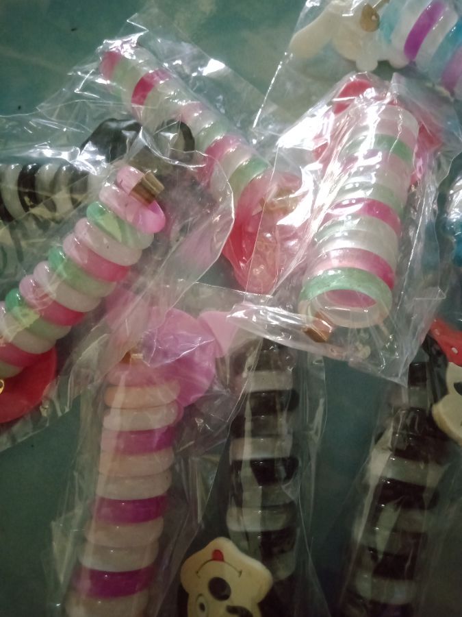 Ikat rambut motif