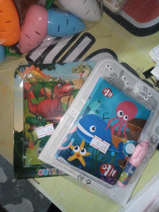 Buku kecil + pena kecil