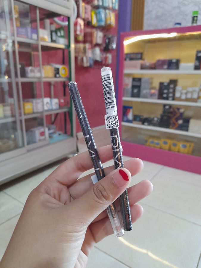 Pixy Line Shadow hitam