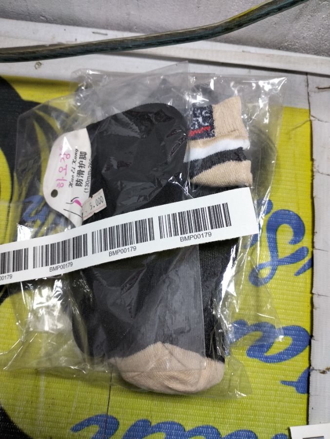 Kaos kaki pendek gaya