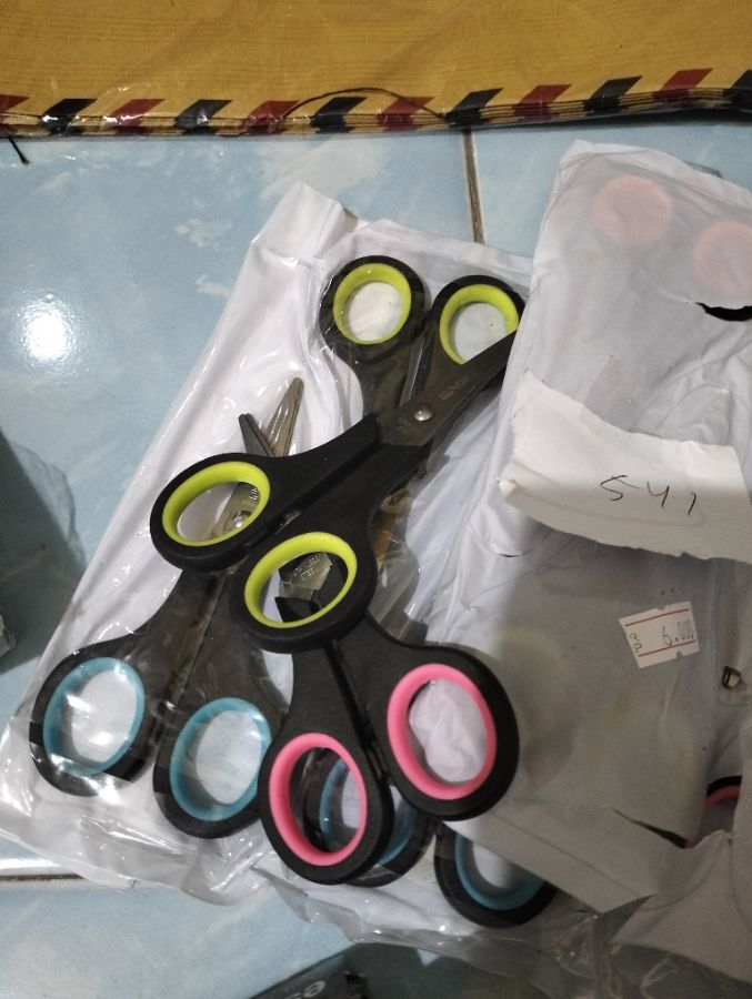 Gunting kecil