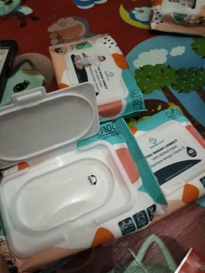Tisu basah lembut kemasan praktis