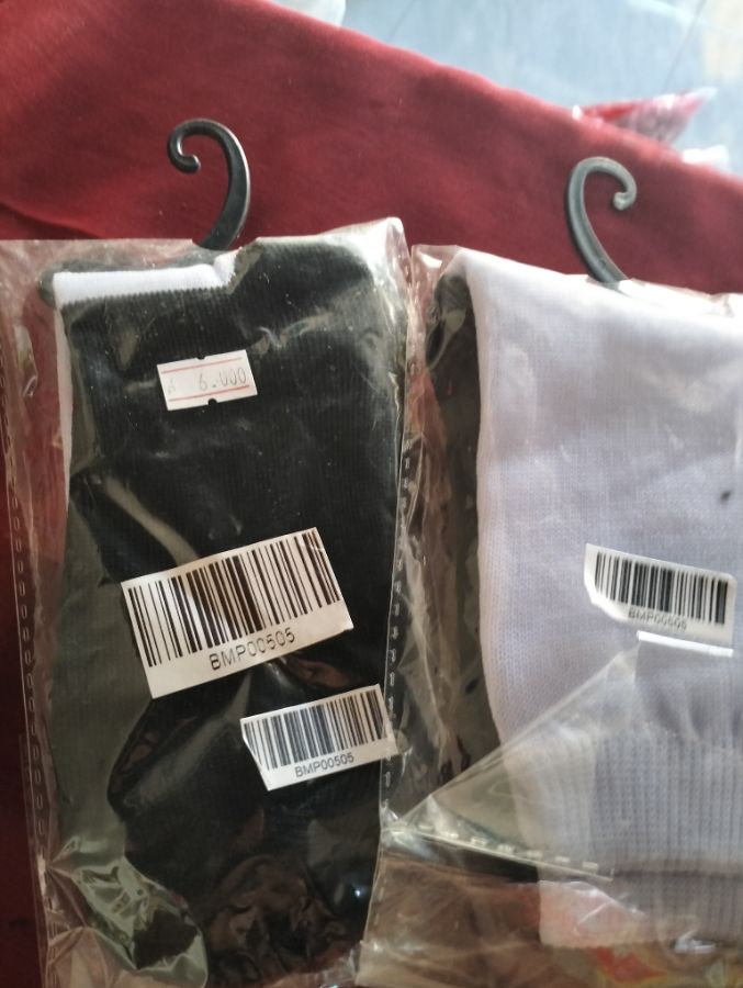 Kaos kaki SD hitam putih