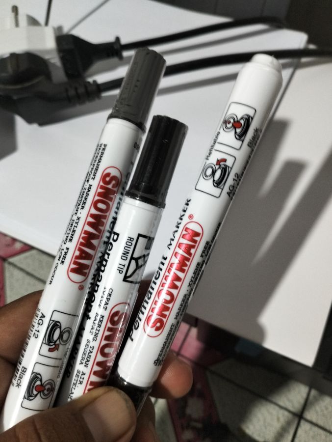 Spidol permanen snowman hitam