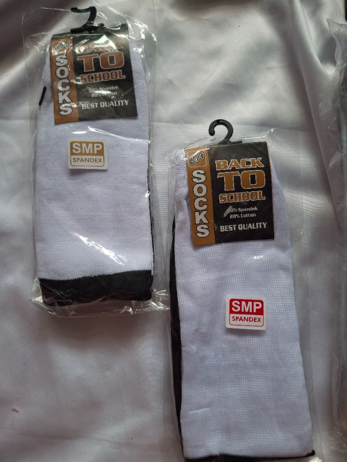 Kaos kaki sekolah SMP