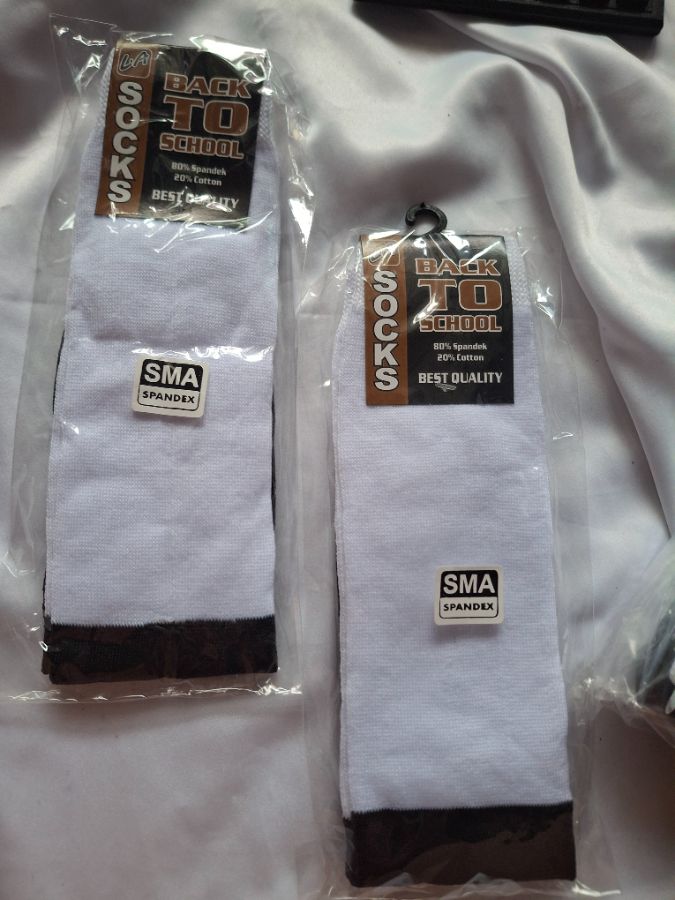Kaos kaki sekolah SMA