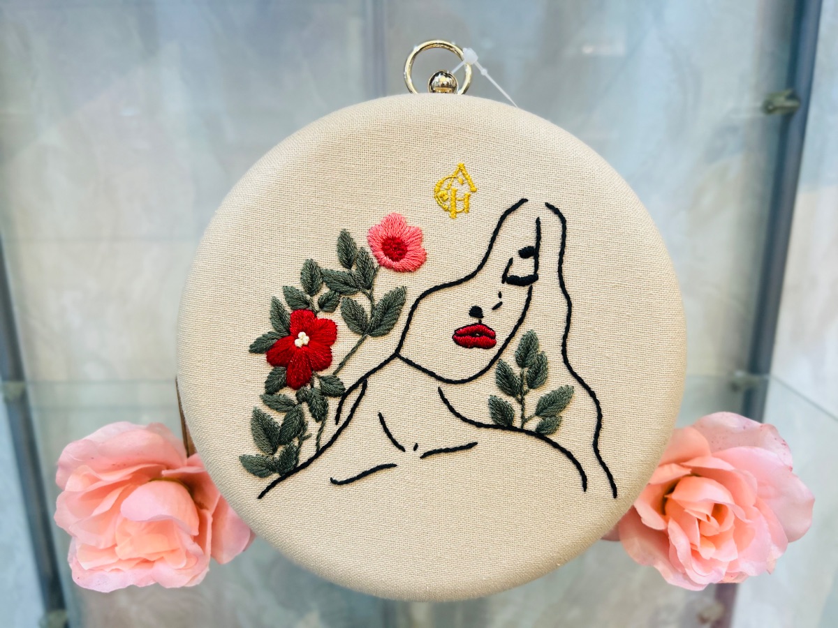 Tas Clucth Girly Face - Cream