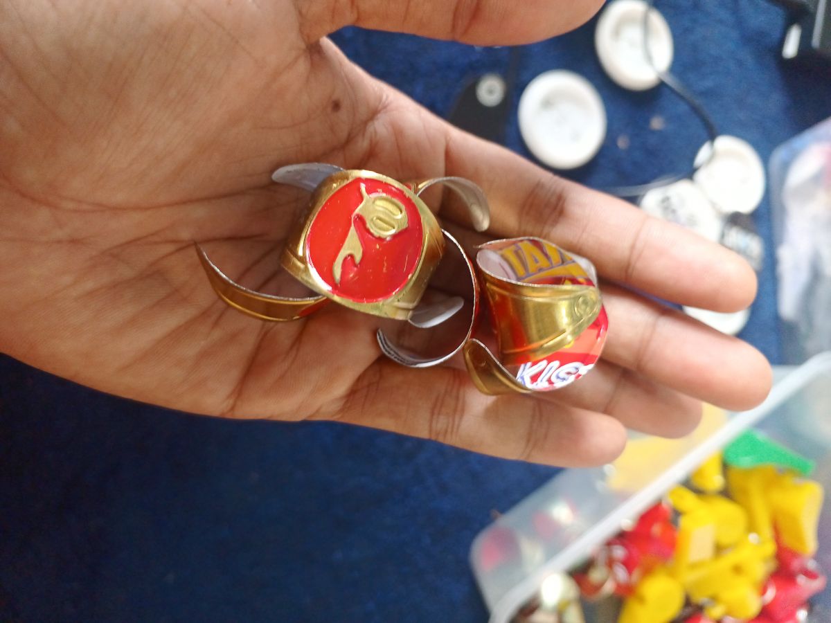Cincin kacu kaleng merah