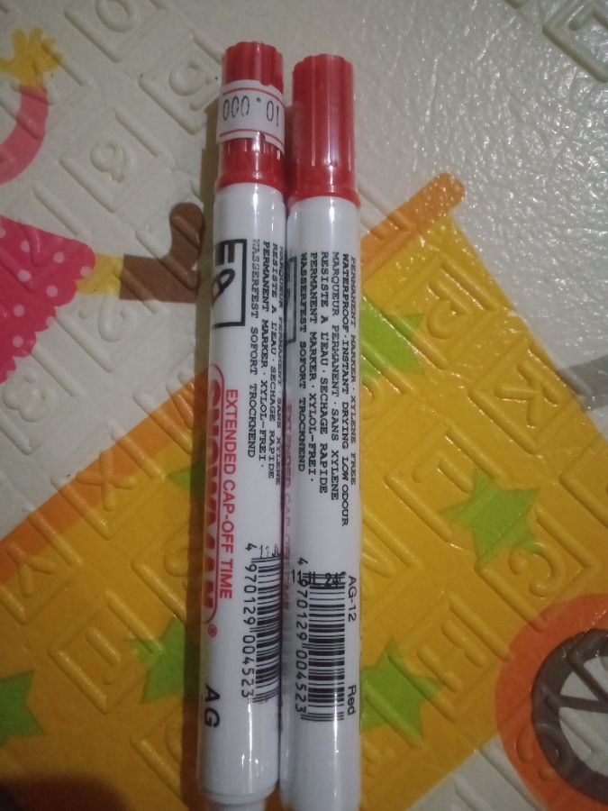 Spidol permanen merah