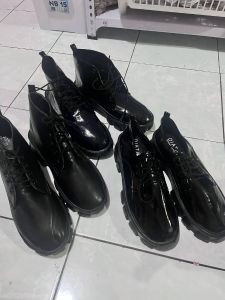 Sepatu boots wanita