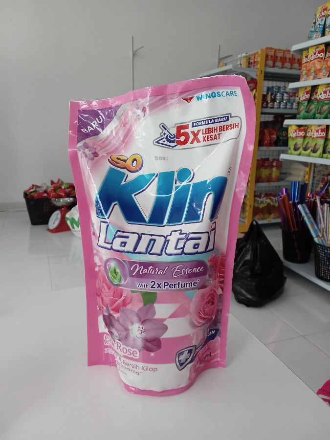 So Klin Lantai Rose 770 Ml Refil