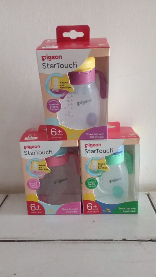 0748 Pigeon Straw Cup with Gravity Ball 250ml