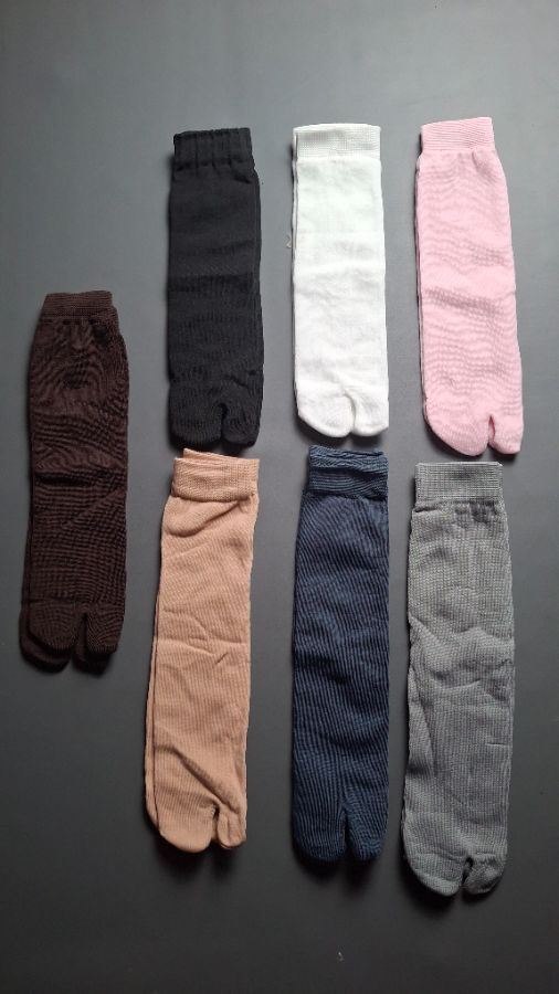 Kaos kaki jempol